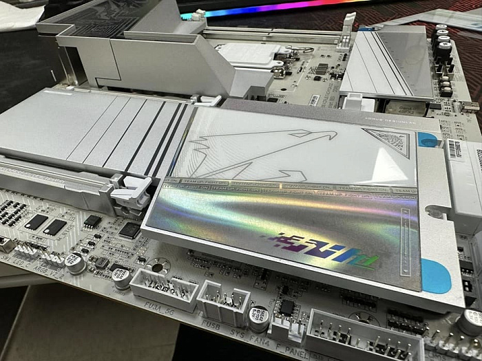 GIGABYTE полноценно представила премиальную плату Z890 AORUS Tachyon ICE