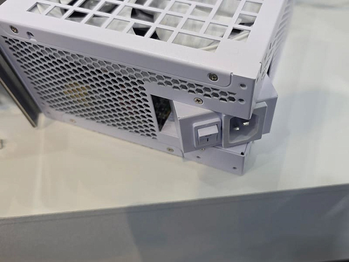 COMPUTEX: блоки питания Lian Li RS получили поворотный разъём для силового кабеля
