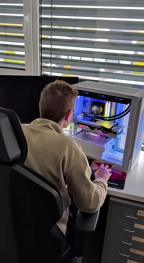 Энтузиаст играет в Battlefield 6 на 2.1-дюймовом экране системы охлаждения Энтузиаст играет в Battlefield 6 на 2.1-дюймовом экране системы охлаждения