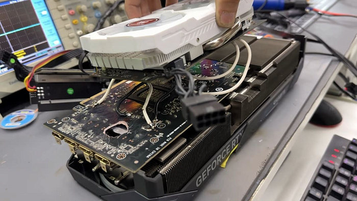 GeForce RTX 5070 Ti с огромным отверстием в плате получает питание от Radeon RX 580 GeForce RTX 5070 Ti с огромным отверстием в плате получает питание от Radeon RX 580