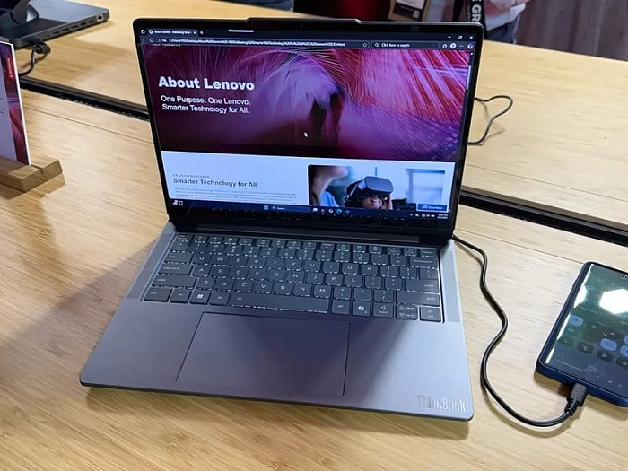 У концептуального ноутбука Lenovo ThinkBook VertiFlex есть поворотный дисплей